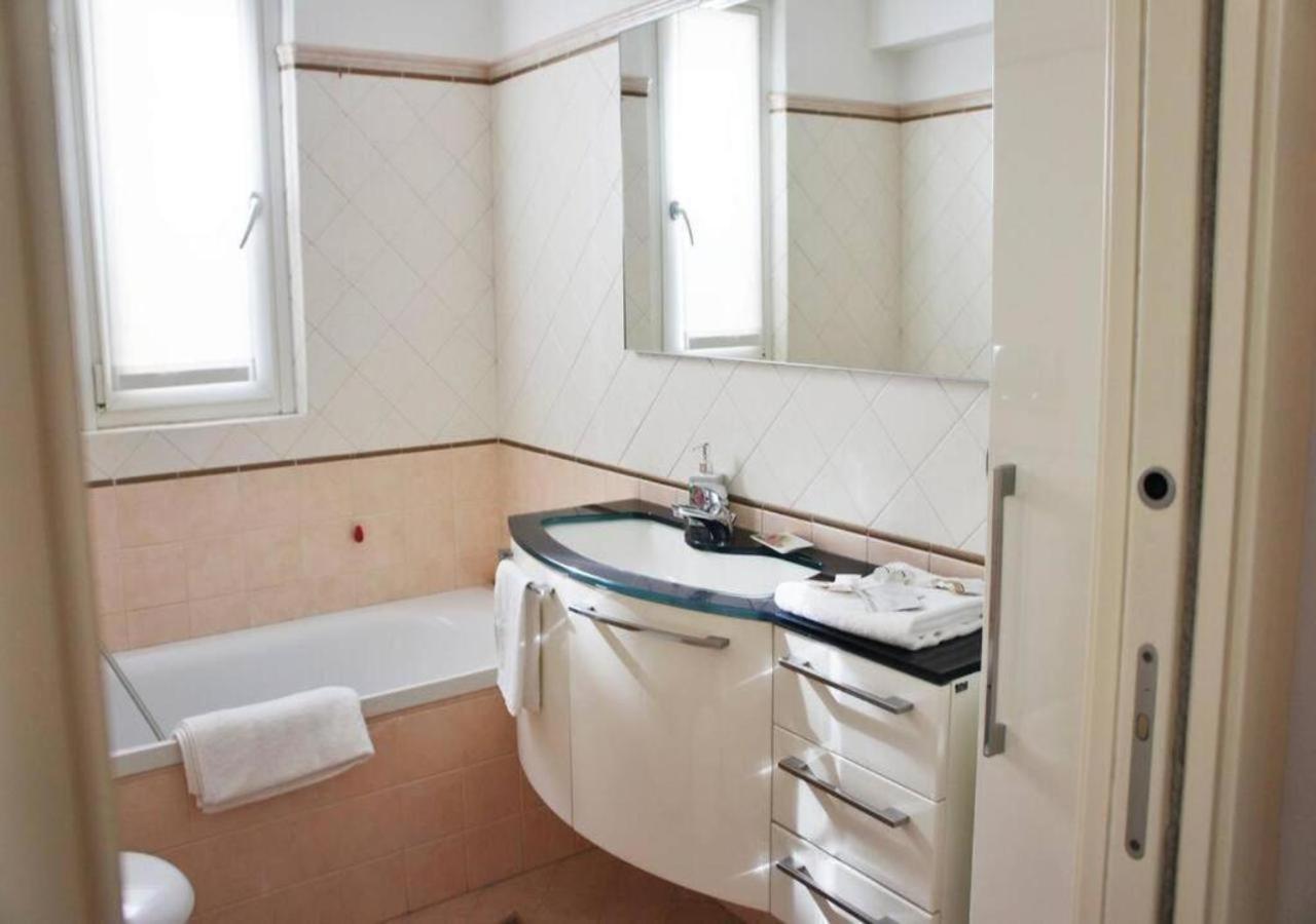 Casa Del Vicolo, Nel Cuore Della Pavia Storica Buitenkant foto